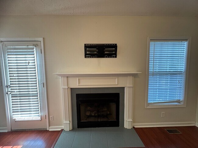 Building Photo - Single Family Home in Clarksville!