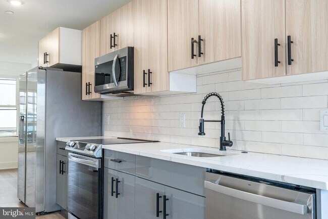 Building Photo - 2252 N Front St