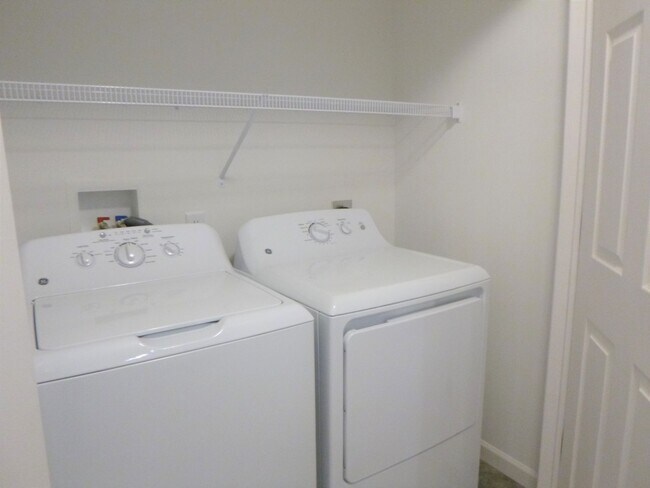 Building Photo - Luxury Townhome!