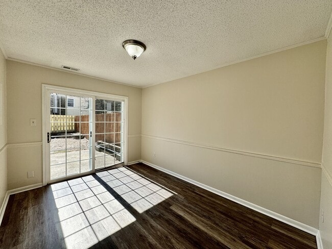 Building Photo - 3-Bedroom Townhome 03-25-26!! All Appliances Convey!! Excellent School Zones!!