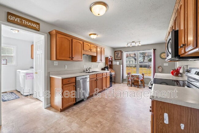 Building Photo - 674 Superior Ln