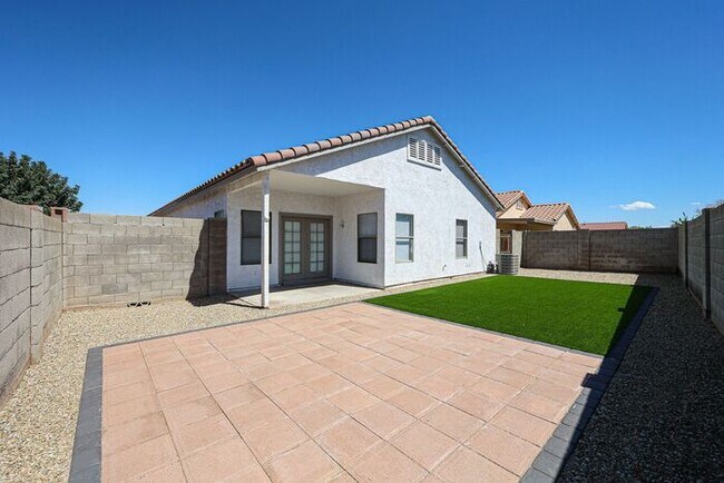 Building Photo - Stylish 4BD , 2 BA Home with Remodeled Bac...