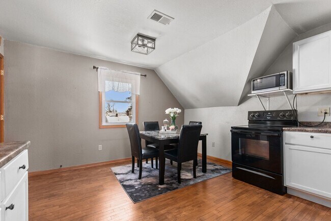 Building Photo - 1412 N Durkee St