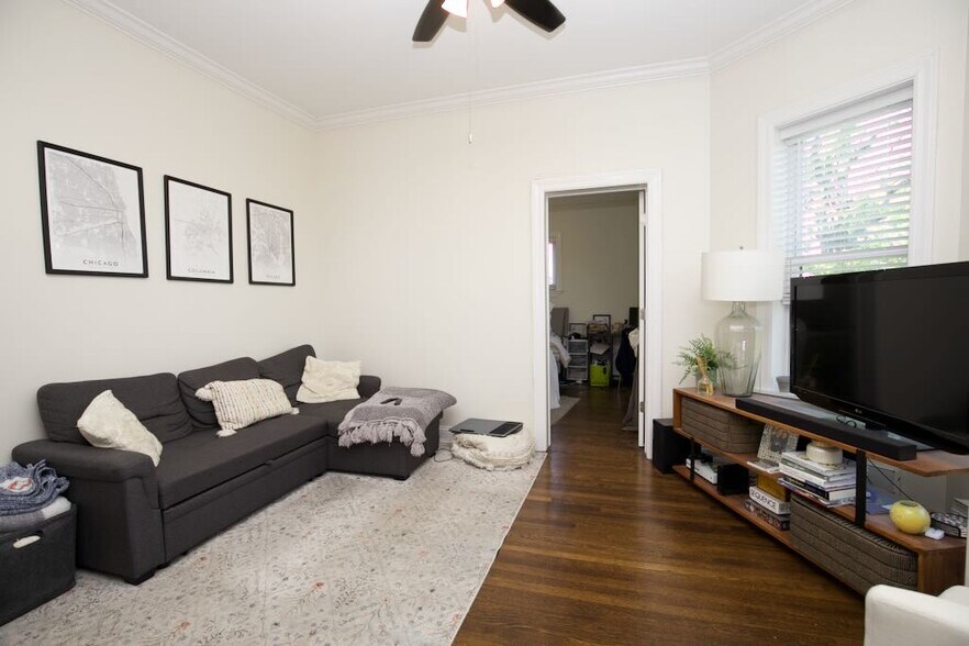 Building Photo - 923 W Waveland Ave