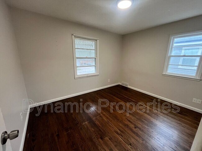 Building Photo - 2537 S 46th Ave