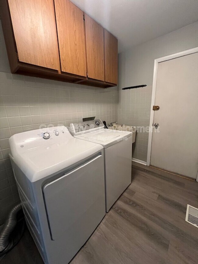 Building Photo - 1536 Young Cir