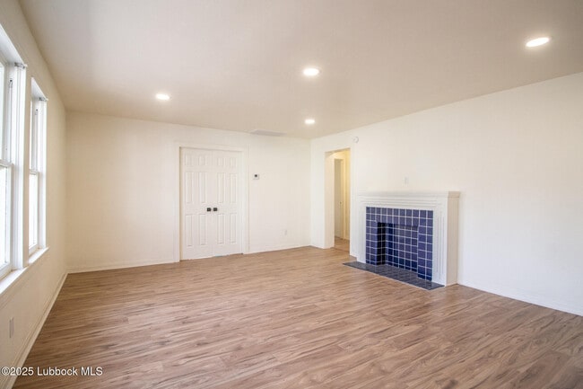 Building Photo - 2123 26th St