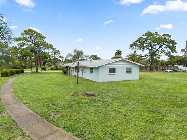 Building Photo - 1225 Casabella Dr