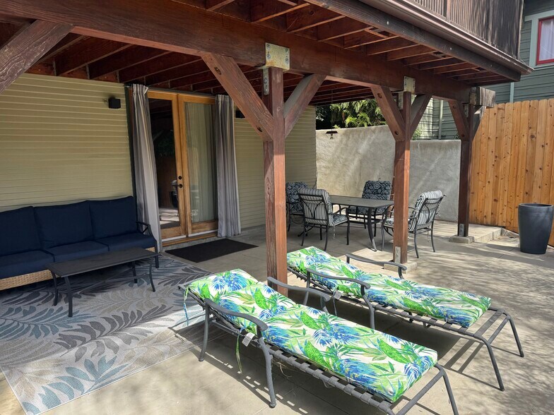 Building Photo - 966 Manzanita St