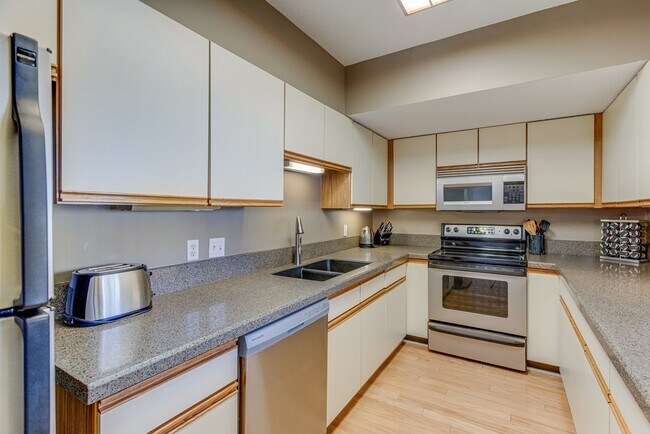 Building Photo - 900 19th Ave S