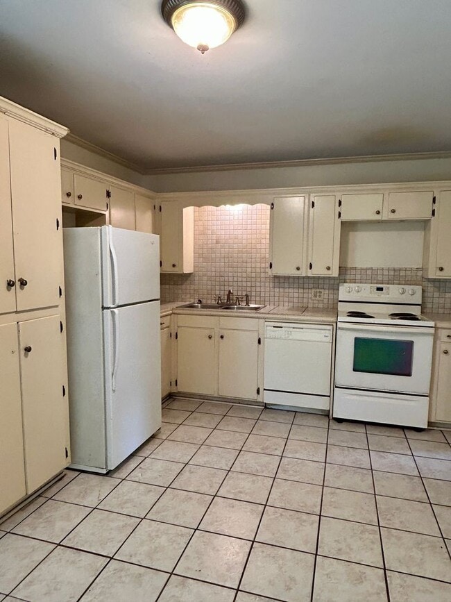 Building Photo - 7813 Woodfield Dr