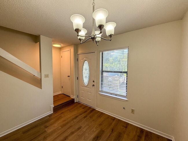 Building Photo - Completely remodeled 2 bedroom 1.5 bath to...