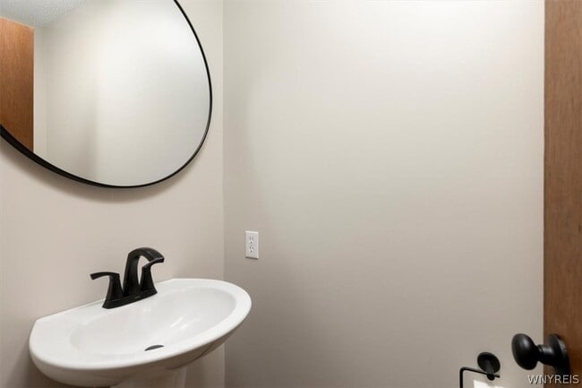 Building Photo - 60 Heiler Dr