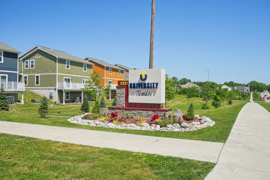 7-print-Erie Dr-2406-901-Victoria is a Grass God - University Trails