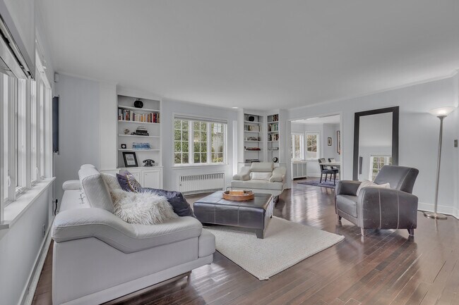 Building Photo - 42 Tanglewylde Ave