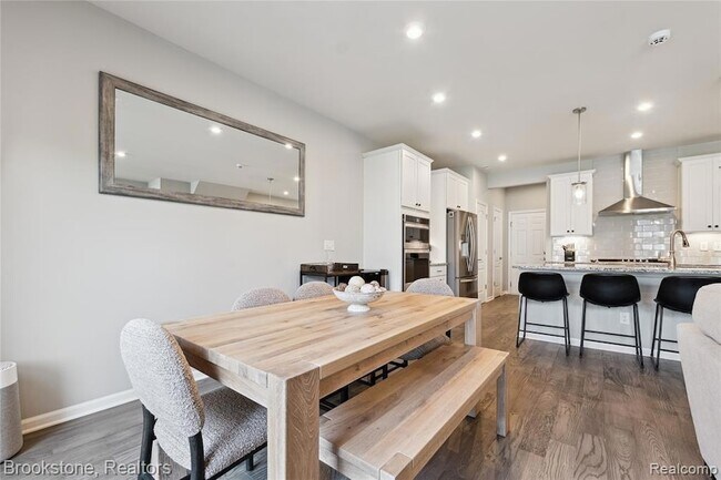 Building Photo - 765 Hummingbird Dr