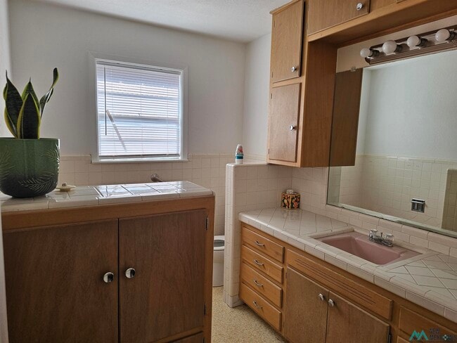 Building Photo - 521 John Doe St