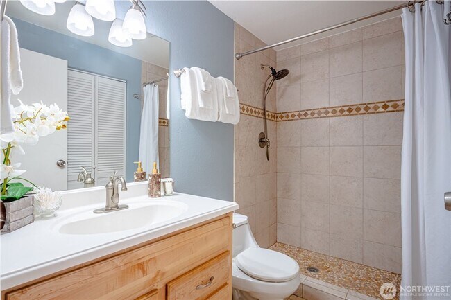 Building Photo - 3 bed/2 bath Condo in Bellevue!