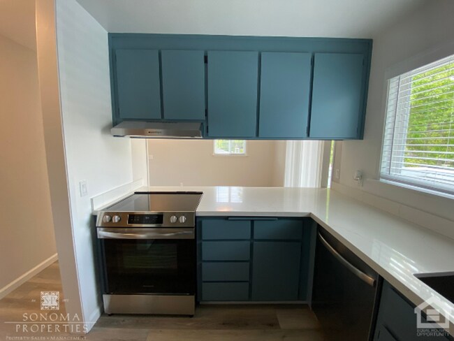 Building Photo - 2BD/2BA Upstairs Duplex with Garage