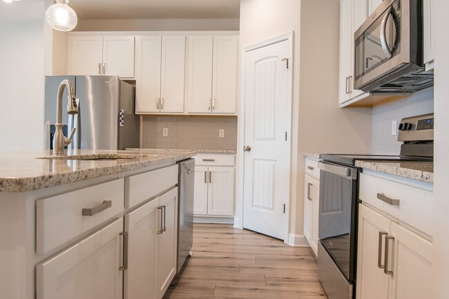 Building Photo - Beautiful Gallatin Townhome w/ Appliances!