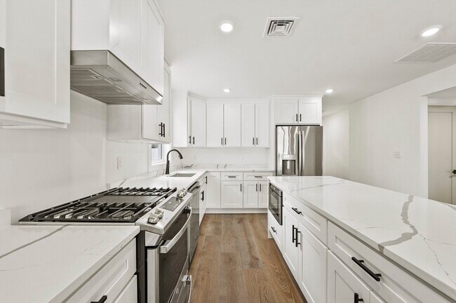 Primary Photo - 17 Wellington Ave