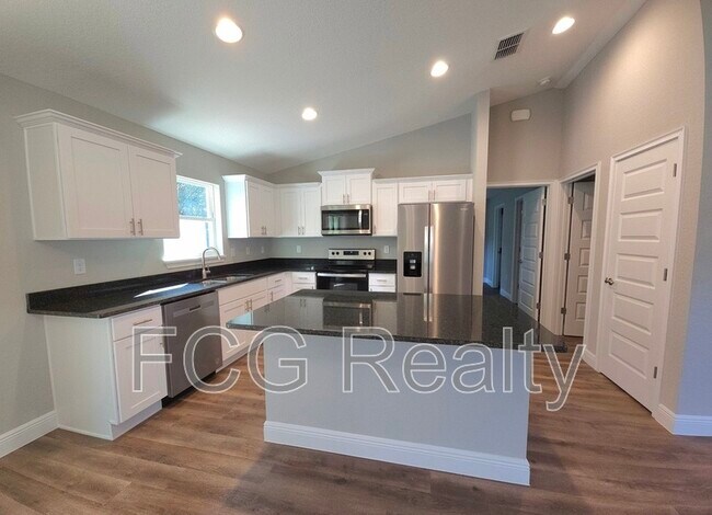 Building Photo - 10 Pine Cir Way