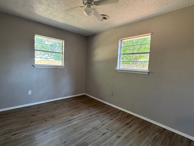 Building Photo - 314 SW 68th-AVAILABLE NOW!