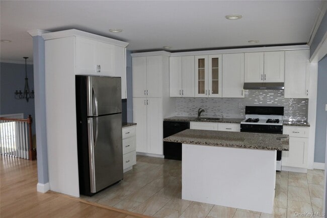 Building Photo - 7 Southpark Dr