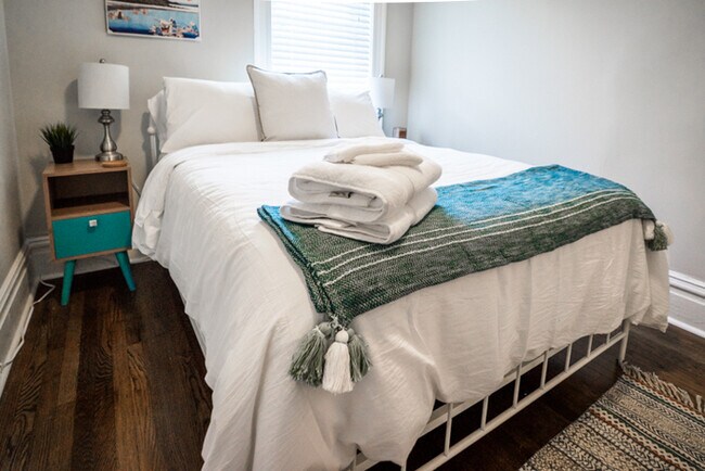 Building Photo - Updated 3Bd 2Bth Condominium in the Heart ...