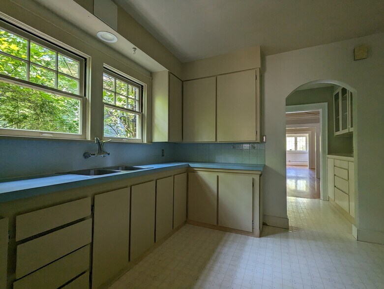 Building Photo - 2124 SE Elliott Ave