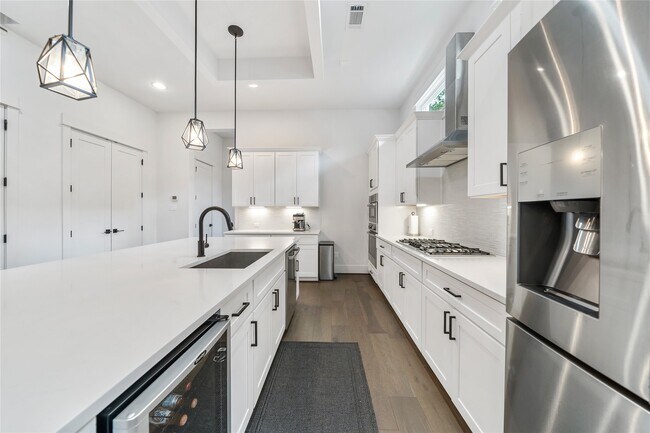 Building Photo - 620 E 26th St