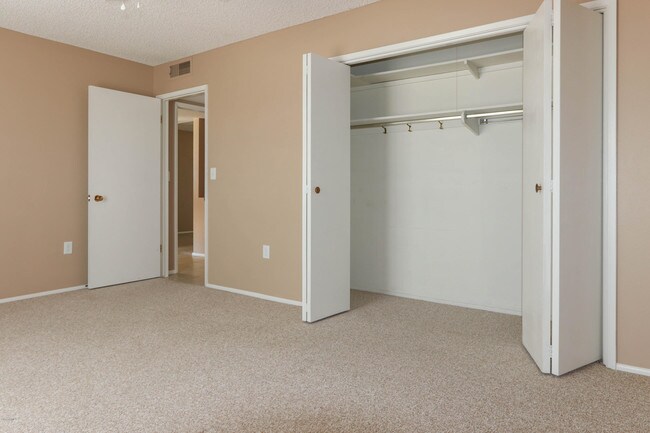 Building Photo - 10943 W Tropicana Cir