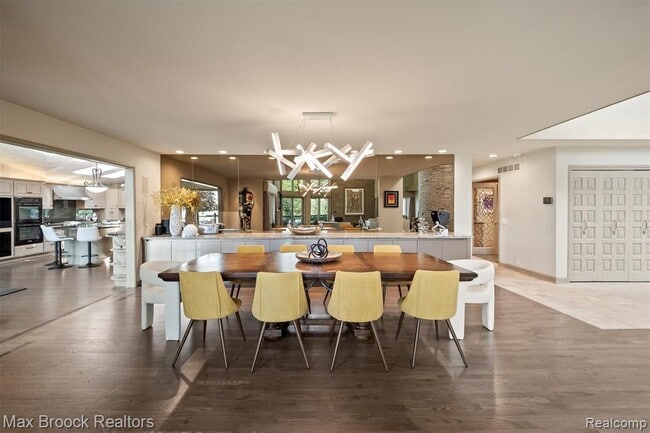 Building Photo - 3333 W Shore Dr