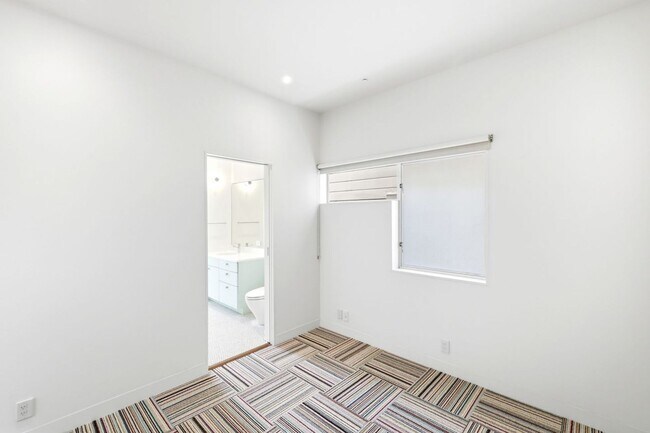 Building Photo - 1076 S Van Ness Ave