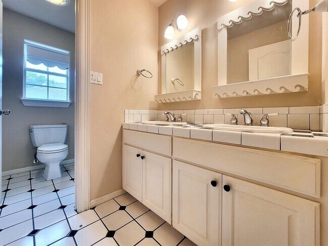 Building Photo - 10526 Grand Oak Cir