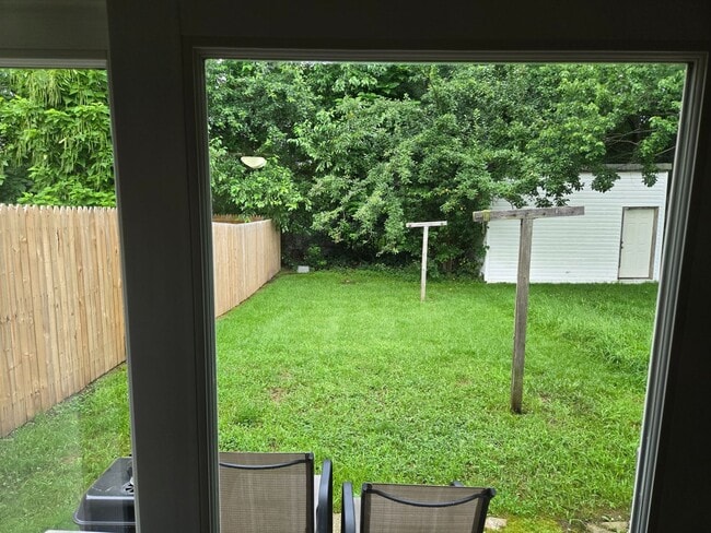 Building Photo - 3 bedroom, 1.5 bath townhome in Newark