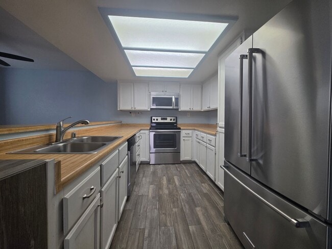 Building Photo - Beautiful 2-bedroom, 2-bathroom condo along the Colorado River