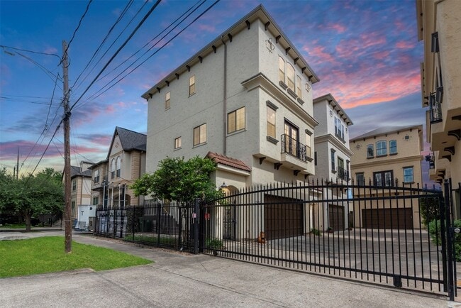 Primary Photo - 1426 W 21st St