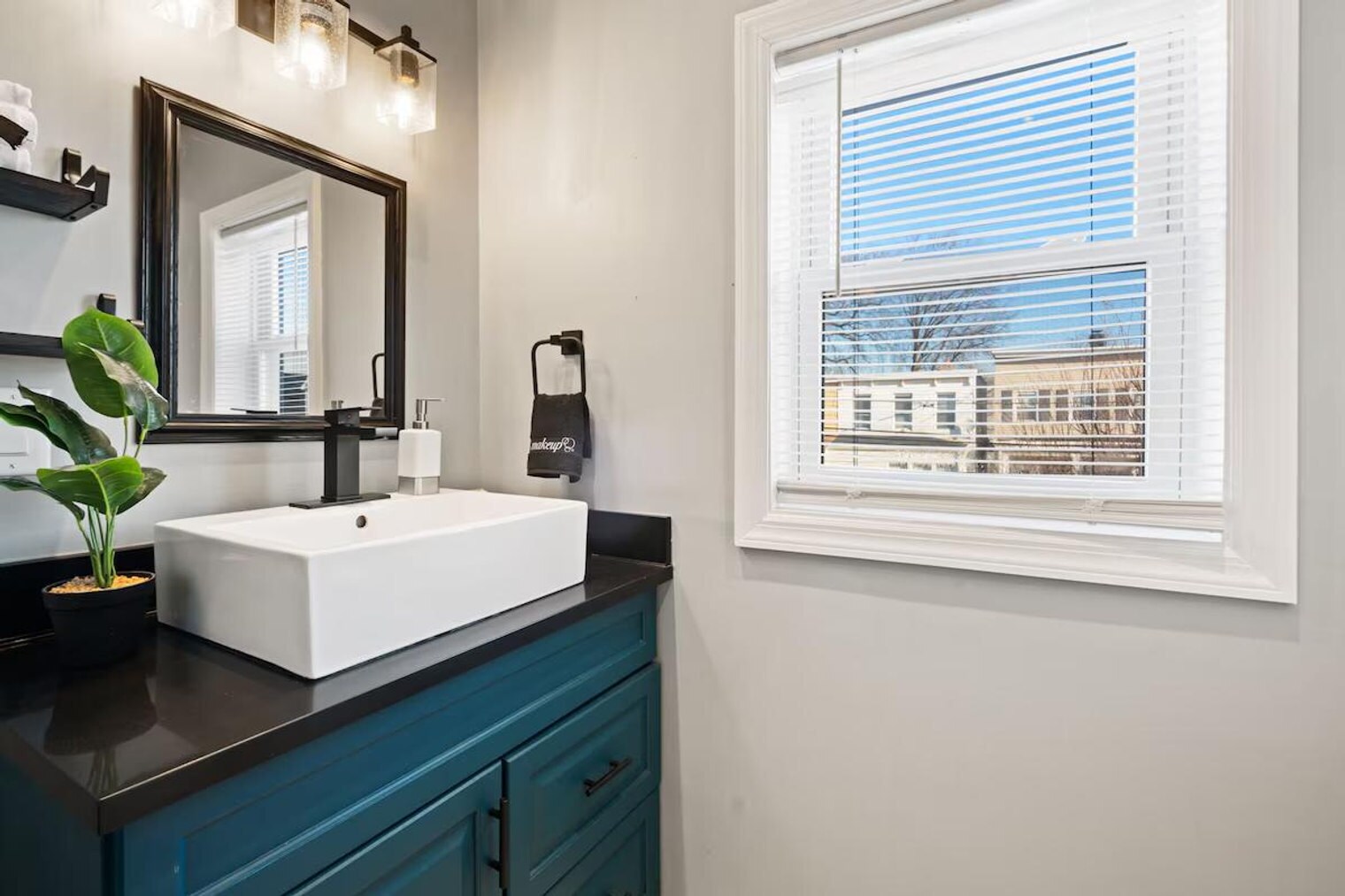 Building Photo - 32 E 44th St