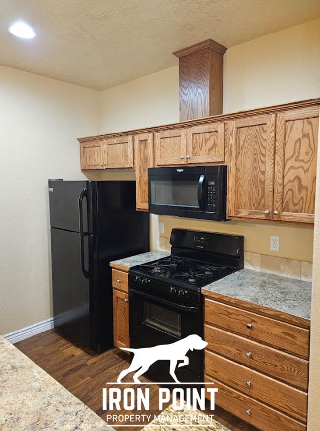 Building Photo - 3/2.5 in Boise-2 Car Garage, Fireplace, Vaulted Ceilings, Landscaping Included.