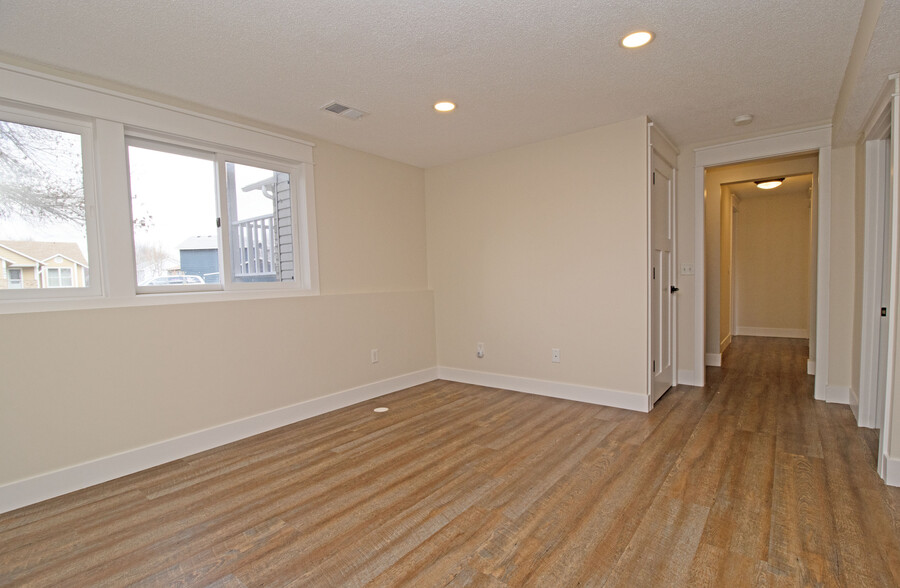 Building Photo - 6082 Kalland Cir NE