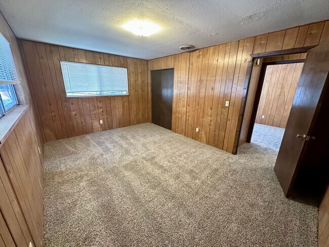 Building Photo - Wooded 2 bedroom cabin in nice neighborhood