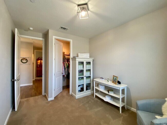 Building Photo - Living in Luxury in a Peaceful Setting