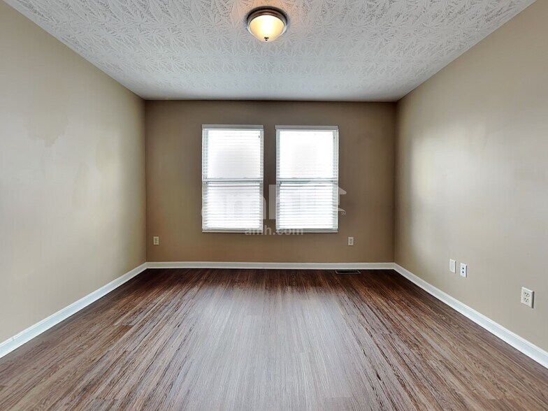Building Photo - 5557 Windsor Ct