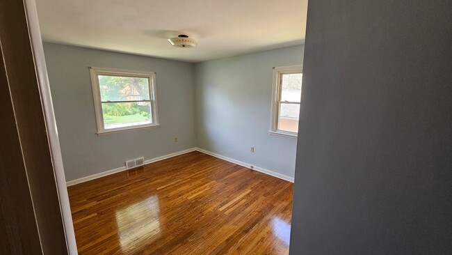 Building Photo - 4 Bedroom Single Family Home