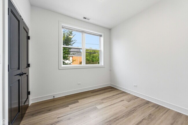 Building Photo - 3902 S Lake Park Ave