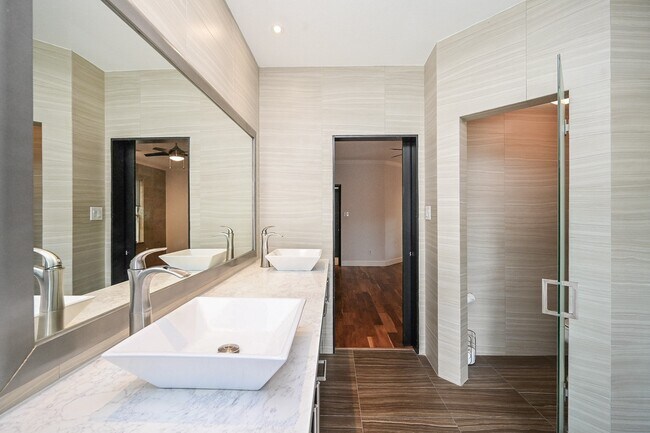 Building Photo - 146 Rocky Point Dr