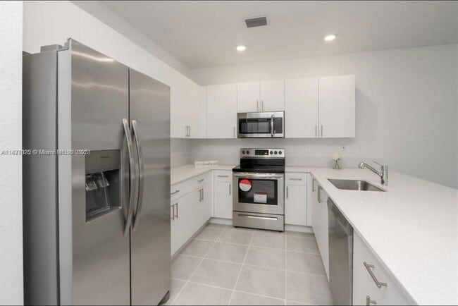 Building Photo - 26459 SW 148th Ave