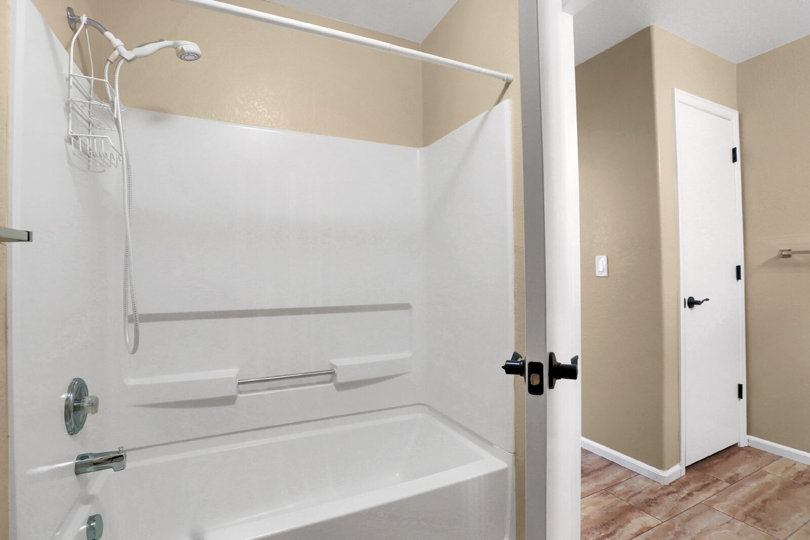 Building Photo - Bright & Spacious 3-Bed Townhome Just 15 M...