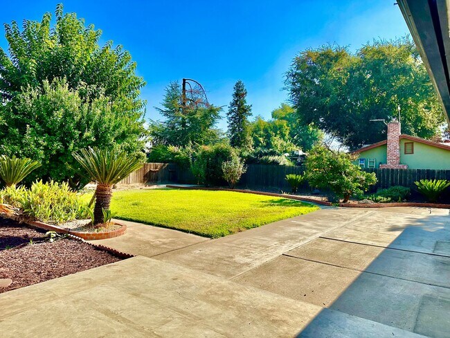 Building Photo - Clovis 3/2 with Large Lot